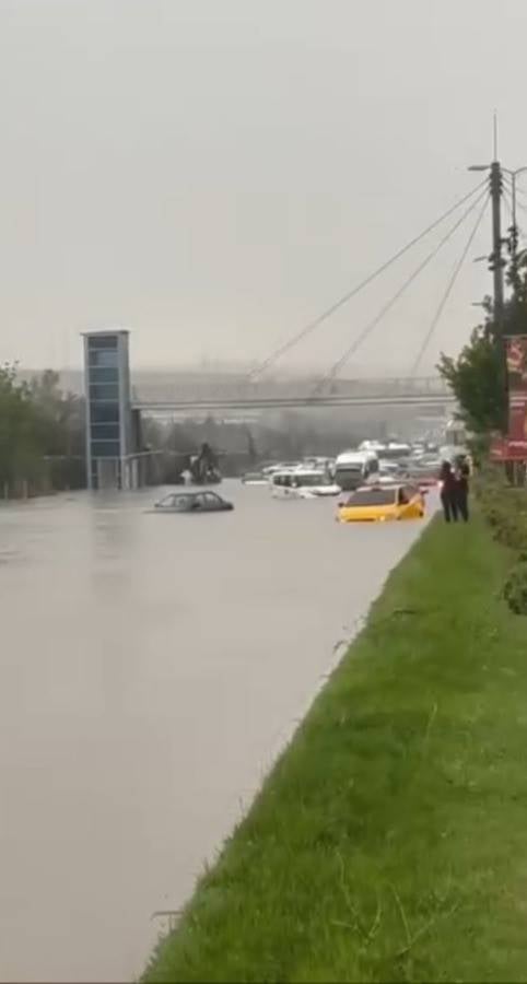 Suyla dolan araçların içini pet şişelerle boşaltmaya çalıştılar! Caddeler göle döndü arabalar suya gömüldü 7